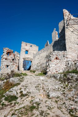 Terk edilmiş sonbaharda Ortaçağ Plavecky kale kalıntıları
