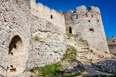 Terk edilmiş sonbaharda Ortaçağ Plavecky kale kalıntıları