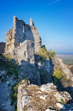 Terk edilmiş sonbaharda Ortaçağ Plavecky kale kalıntıları