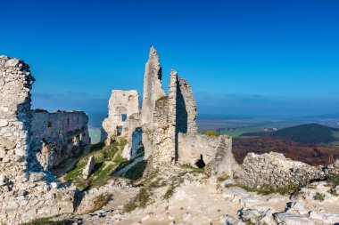 Terk edilmiş sonbaharda Ortaçağ Plavecky kale kalıntıları