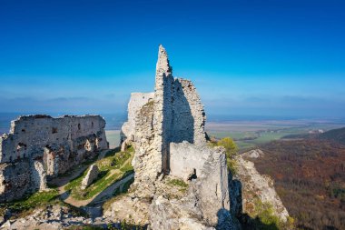 Terk edilmiş sonbaharda Ortaçağ Plavecky kale kalıntıları