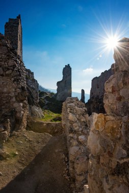 Terk edilmiş sonbaharda Ortaçağ Plavecky kale kalıntıları