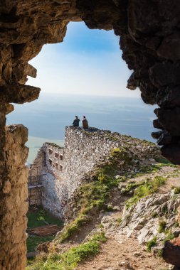 Terk edilmiş sonbaharda Ortaçağ Plavecky kale kalıntıları