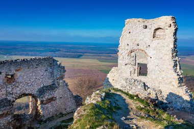 Terk edilmiş sonbaharda Ortaçağ Plavecky kale kalıntıları