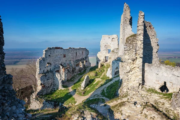 Terk edilmiş sonbaharda Ortaçağ Plavecky kale kalıntıları