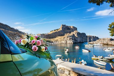 Düğün çiçekleri üzerinde araba hood St. Paul´s Bay Rhodes, Yunanistan