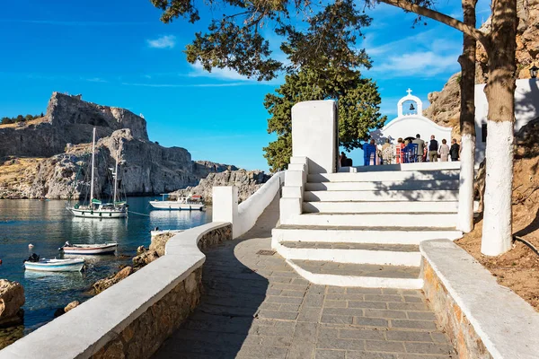 Ceremonia de boda - día soleado en la bahía de San Pablo en Rodas, Grecia —  Fotos de Stock