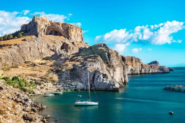 Güzel St. Paul´s bay backgr Lindos Akropolis ile tekneler,