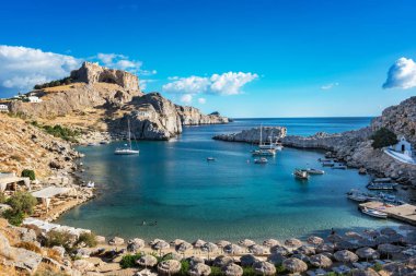 St. Paul´s defne, Lindos Akropol backgrou içinde güzel beach