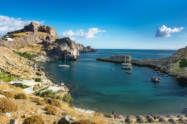 Beautiful St. Paul´s baai met boten, Lindos Akropolis in backgr — Stockfoto