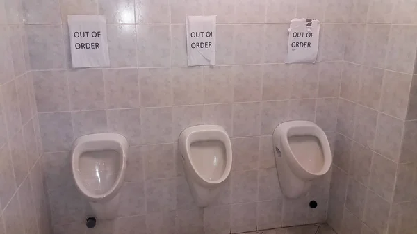 Baño público - urinarios - fuera de servicio (GRECIA ) — Foto de Stock