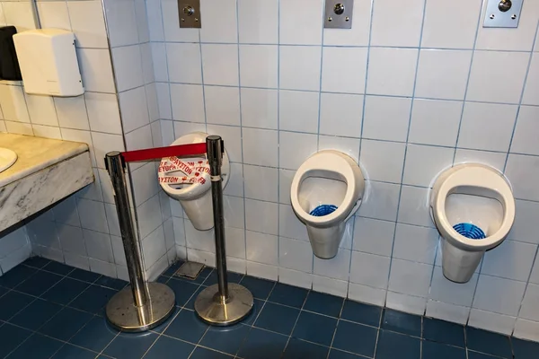 Offentlig toalett – Urinaler - ur ordning (Grekland) — Stockfoto