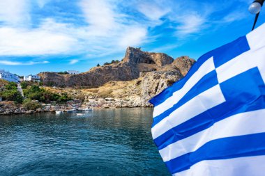 St. Pauls bay ve Yunan bayrağı, Lindos (Rhodes, Yunanistan Akropolisi)