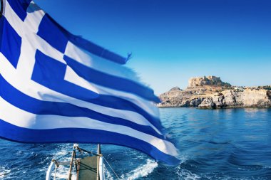 Yunan bayrağı ve tekne güverte (Rh arka planda Lindos Akropolis