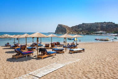 Şemsiye ve şezlong, Tekneler (Rh arka planda Stegna beach