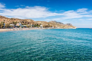 Stegna Beach şemsiye ve şezlong, backgr tekneler ile görünüm