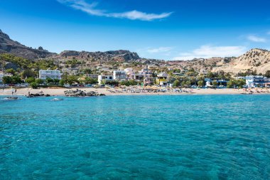 Stegna Beach şemsiye ve şezlong, backgr tekneler ile görünüm