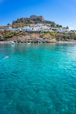 Lindos Bay ve Lindos Akropol (Rhodes, Gre arka planda