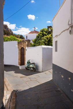 Scooter Lindos (Rhodes, Yunanistan dar sokağa park etti.)