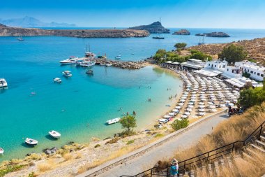 Görünüm kumlu plaj Lindos Bay (Rhodes, Yunanistan)