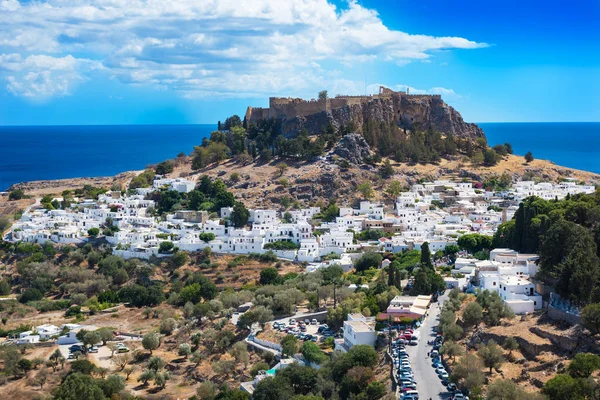 Uitzicht op dorp, baai en Akropolis van Lindos (Rhodos, Griekenland) — Stockfoto