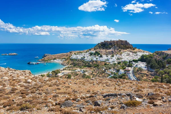 Uitzicht op dorp, baai en Akropolis van Lindos (Rhodos, Griekenland) — Stockfoto