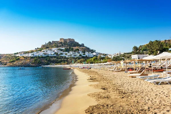 Vista de la playa de arena en Bahía de Lindos, Acrópolis de fondo (Rodas, Grecia ) — Foto de Stock