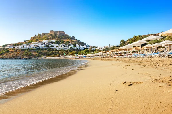 Vista de la playa de arena en Bahía de Lindos, Acrópolis de fondo (Rodas, Grecia ) — Foto de Stock