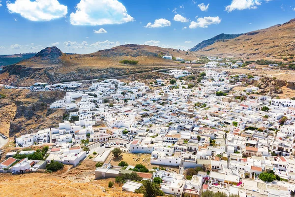 Colorida vista del pueblo de Lindos y su arquitectura blanca tradicional (Rodas, Grecia ) — Foto de Stock