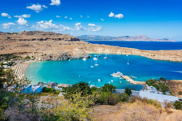 Vista de la playa de arena en Bahía de Lindos (Rodas, Grecia ) — Foto de Stock