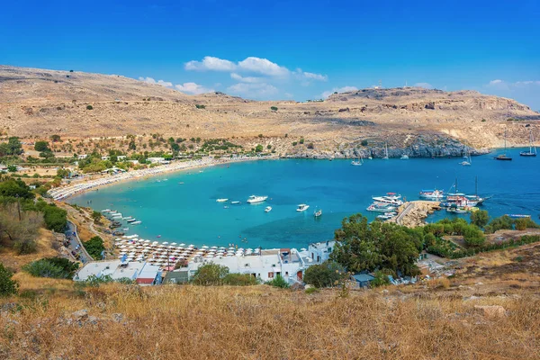 Widok na piaszczystej plaży w zatoce Lindos (Rodos, Grecja) — Zdjęcie stockowe