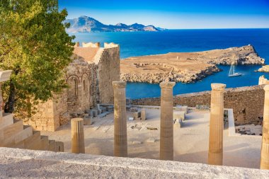 Merdiven Propylaea ve Kilise St. John Lindos (Rhodes, Yunanistan Akropolis üzerindeki)