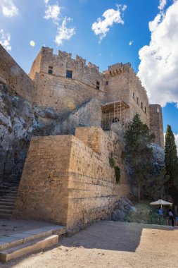 Ortaçağ kapısı Acropolisof Lindos (Rhodes, Yunanistan)