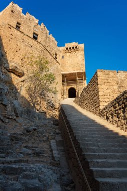 Ortaçağ kapısı Acropolisof Lindos (Rhodes, Yunanistan)