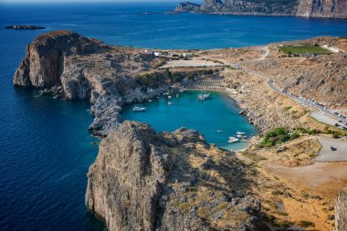St. Pauls bay, Lindos Köyü ve Akdeniz görünümünü Acropolis, Lindos (Rhodes, Yunanistan)