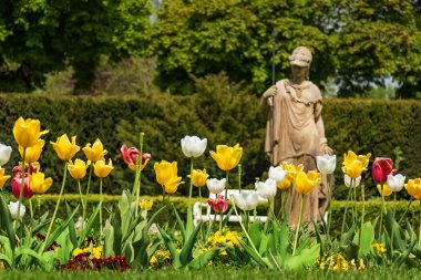 Lale ayında Piestany (Slovakya spa adada antik heykel önünde)