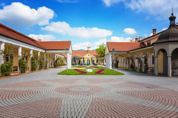 Zabytkowy budynek na wyspie spa Pieszczany (Słowacja) — Zdjęcie stockowe