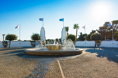 İnsanların arkasında su çeşme Kalithea (Rhodes, Yunanistan)