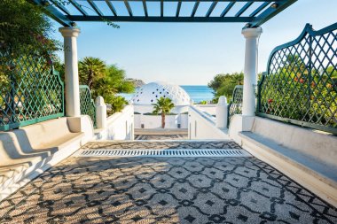 Kalithea (Rhodes, Yunanistan) - Metin Çeviri kubbede pergola ile yol: 