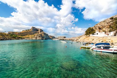 St. Paul Körfezi Lindos manzaralı, motorlu tekneler ortopediye yakın.