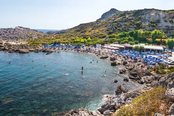 Ladiko baai met Ladiko strand met vakantiegangers (Rhodos, Griekenland) — Stockfoto