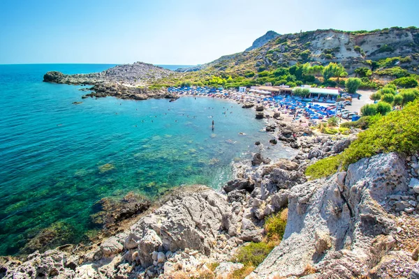 Uitzicht op Ladiko strand met ligbedden en parasols (Rhodos, Greec — Stockfoto