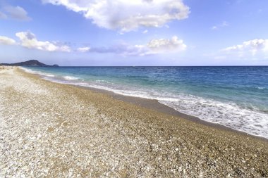 Faliraki yakınlarındaki Afandou sahili, mavi gökyüzü, bulutlar,, 
