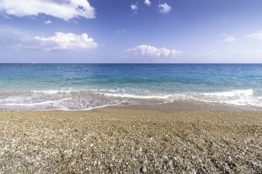 Faliraki yakınlarındaki Afandou sahilinden deniz manzarası, mavi gökyüzü, bulutlar., 