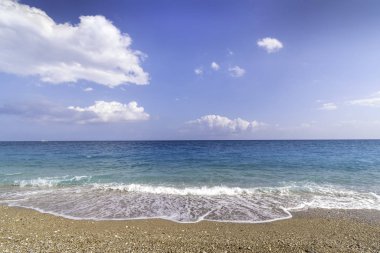 Faliraki yakınlarındaki Afandou sahilinden deniz manzarası, mavi gökyüzü, bulutlar., 