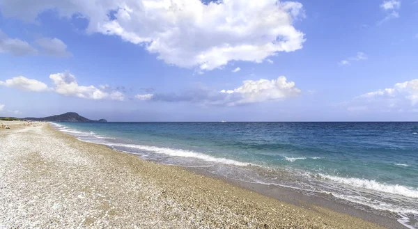 Faliraki yakınlarındaki Afandou sahilinin panoramik manzarası, mavi gökyüzü, bulutlar,