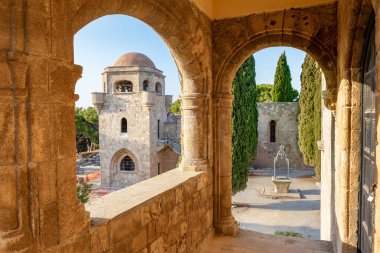 Filerimos Manastırı 'nın çan kulesinin manzarası ve küçük su kuyusu