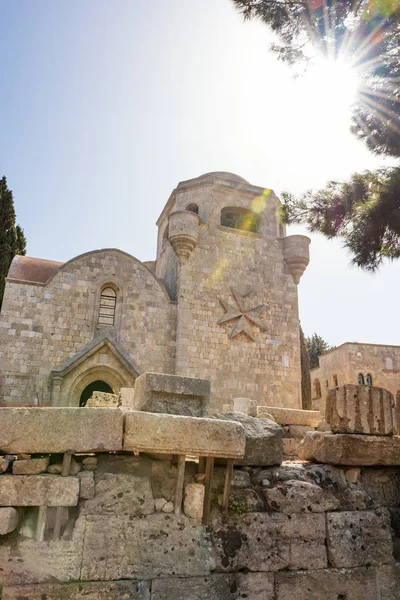 Steinblöcke vor dem Kloster Filerimos in Ialyssos (rho — Stockfoto