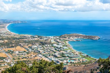 Kolymbia 'nın havadan görünüşü, yüzme havuzlu otel otelleri, oliv