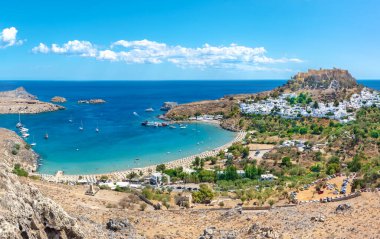 Bac 'taki Lindos ve Akropolis köyü ile Lindos plajı manzarası